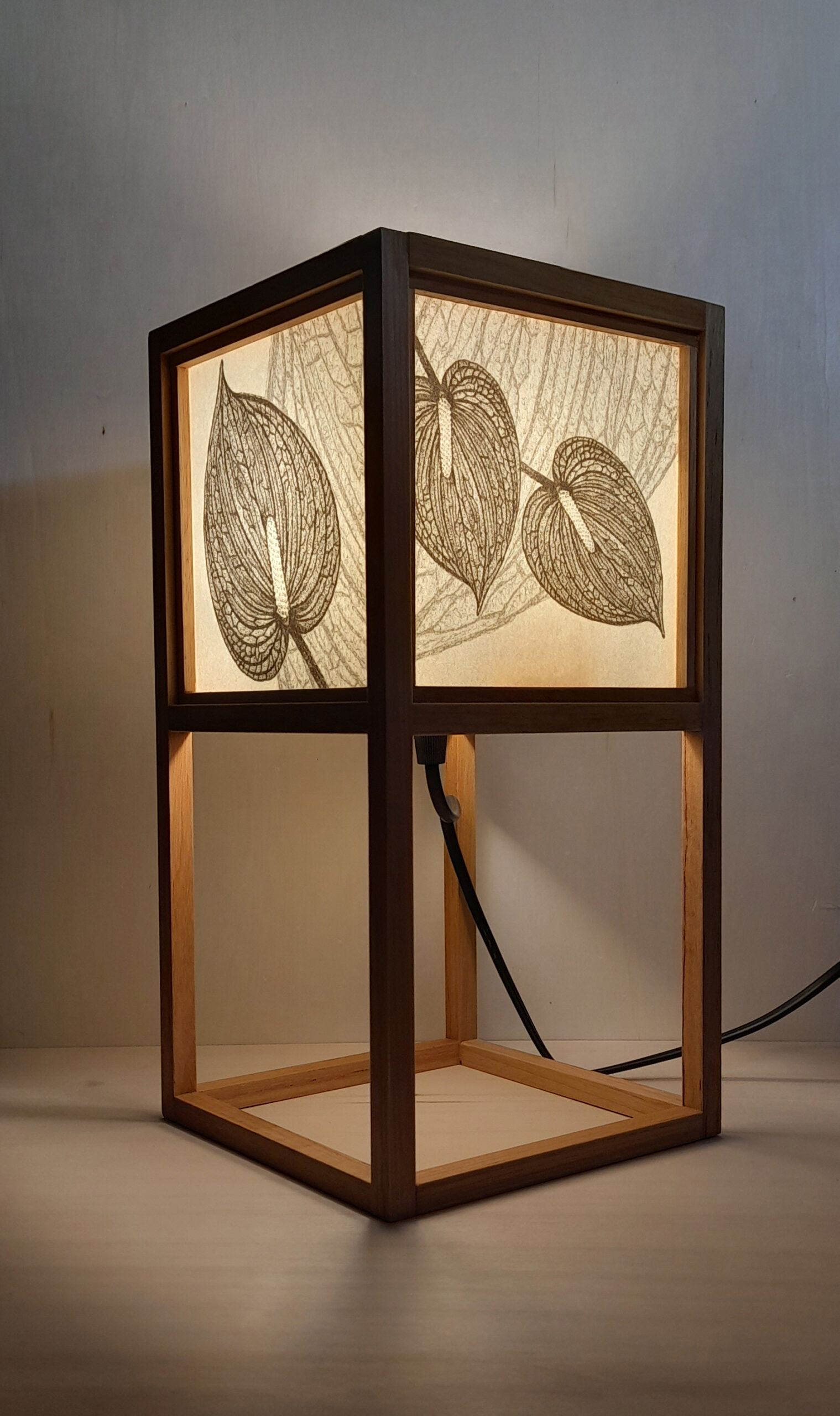 lampada da tavolo in legno fatta a mano con decoro foglie