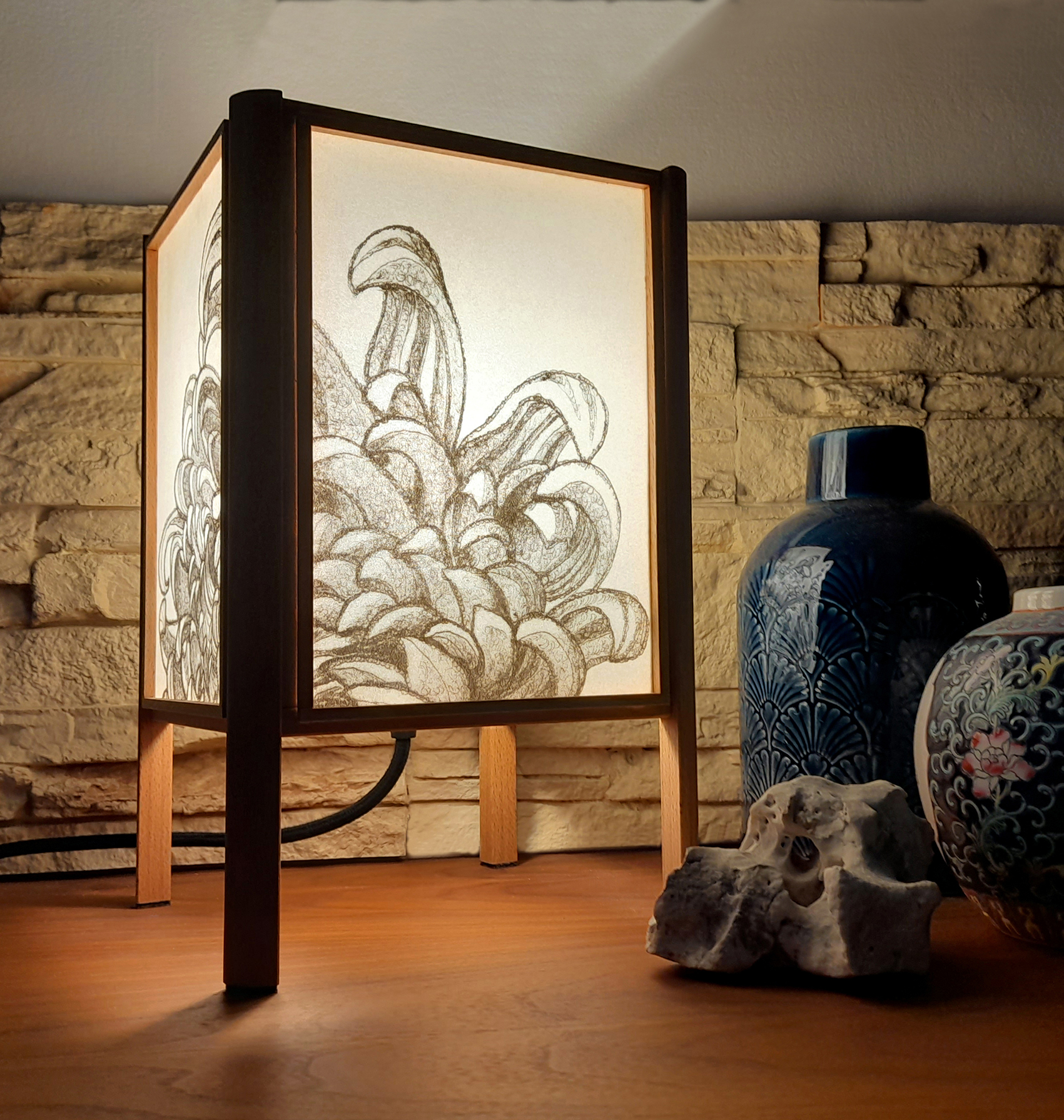 lampada da tavolo in legno fatta a mano in stile giapponese con decoro crisantemo