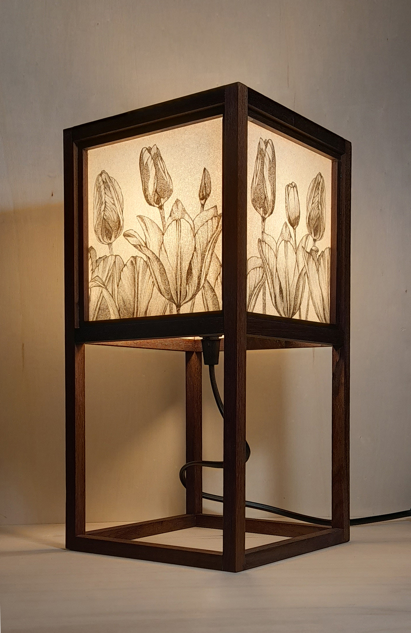 lampada da tavolo in legno fatta a mano in stile giapponese con decoro tulipani