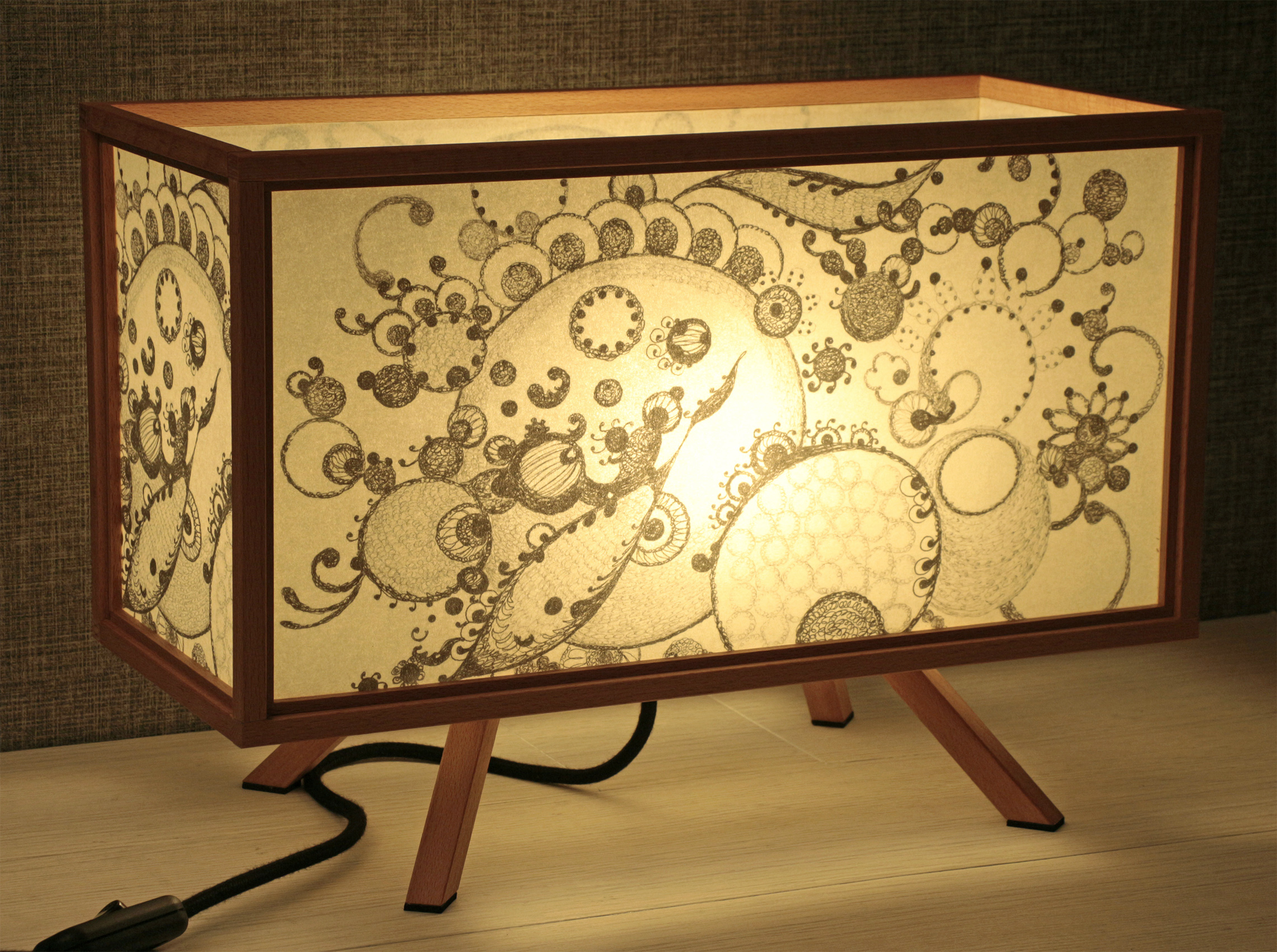 lampada orizzontale da tavolo in legno fatta a mano stile giapponese con decoro originale